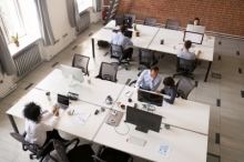 open space ou bonheur au travail? https://am-rochereuil.fr/sites/am-rochereuil.fr/files/styles/medium/public/bureau_open_space_le_bonheur_.jpeg?itok=S1S1RXng